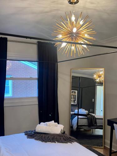 Una cama o camas en una habitación de Mirabelle 3bd/1ba 5 min from Downtown/Duke/RTP