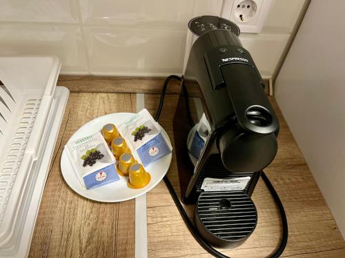 a juicer sitting on the floor next to a plate of food at Vörösmarty apartmanház in Makó