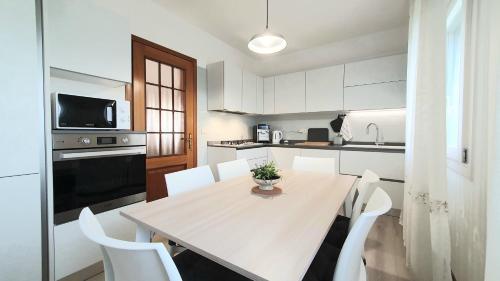 Kuchyň nebo kuchyňský kout v ubytování NIKO casa - 3 bedroom townhouse