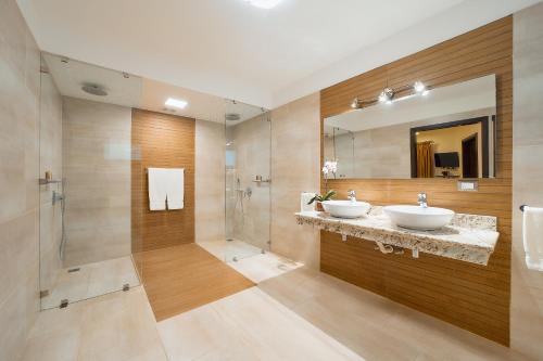een badkamer met 2 wastafels en een douche bij Oasi in Cahuita