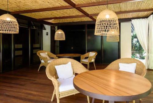 ein Esszimmer mit Stühlen, einem Tisch und Kronleuchtern in der Unterkunft Apartamento Copa Resort HIR 19 in Rio de Janeiro