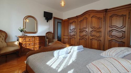 a bedroom with a bed and a dresser and a mirror at NIKO casa - 3 bedroom townhouse in Ceggia