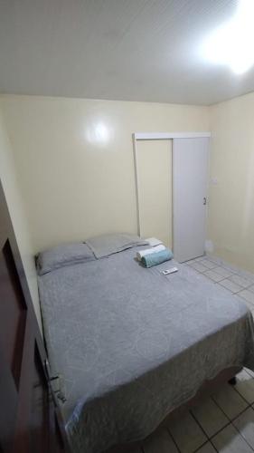 1 dormitorio con 1 cama grande en una habitación en Suites na Praia do Francês, en Marechal Deodoro