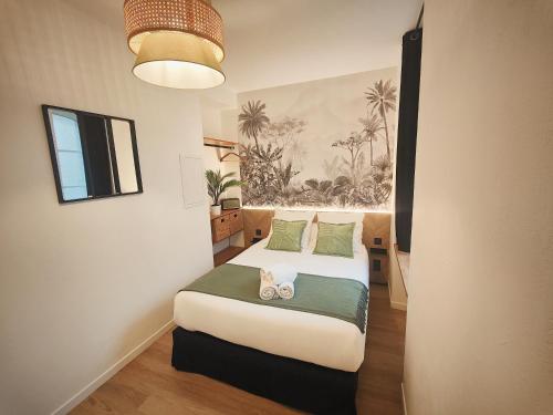 カンカルにあるMRODBNB - Appart Neuf - Aperçu Mer - 25m Plage & Resto - Ciné - Cheminée - Popcornのぬいぐるみが置かれたベッドのある寝室