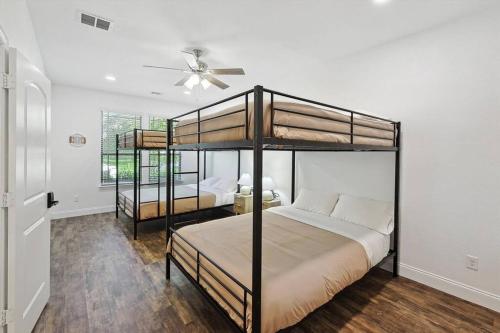 - une chambre avec 2 lits superposés et un ventilateur de plafond dans l'établissement Modern Olympus View Oasis + Pool, à Waxahachie