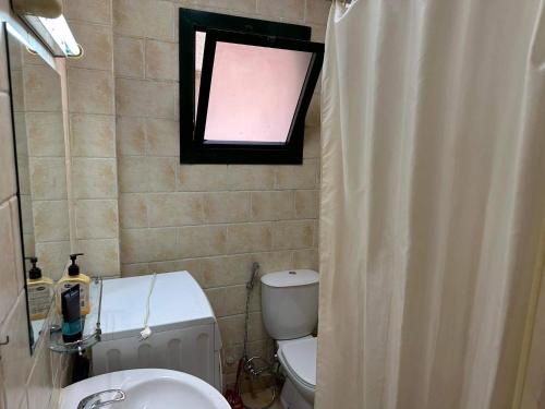 een badkamer met een toilet en een raam bij criss resort in Sharm El Sheikh
