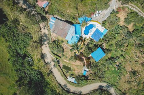 an aerial view of a house with a swimming pool at Cabaña / hotel campestre en Manizales para pareja in Manizales