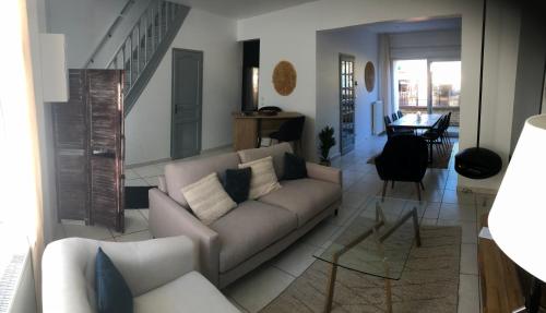 un salon avec un canapé et une table dans l'établissement Baudelocque, à Boulogne-sur-Mer