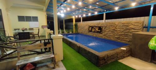 una gran piscina cubierta en un edificio en Homestay Jari Manis, en Teluk Panglima Garang