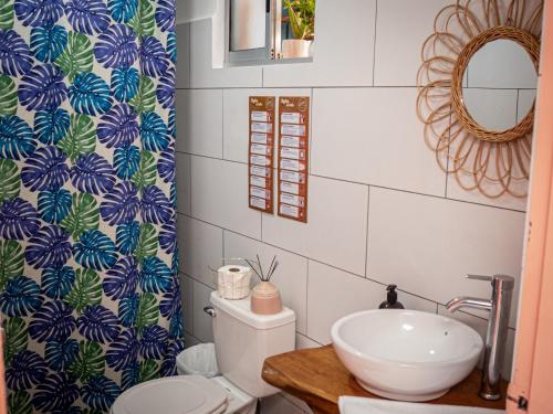 Ванная комната в Lolas Hostal Hab. doble (baño privado)