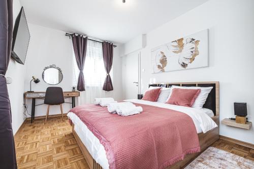 ザグレブにあるColors Of Urban City - Zagrebのベッドルーム1室(赤毛布付きの大型ベッド1台付)