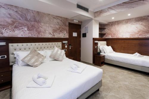 een hotelkamer met 2 bedden met witte lakens bij Esposizione Luxury Rome in Rome