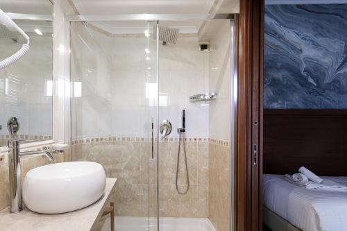 uma casa de banho com um chuveiro, um lavatório e um WC. em Esposizione Luxury Rome em Roma