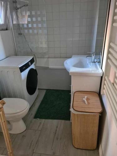 a small bathroom with a toilet and a sink at Logement agréable in Fauquembergues