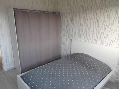 - une petite chambre avec un lit doté de draps en coton dans l'établissement Appartement Calais centre (+ parking gratuit), à Calais