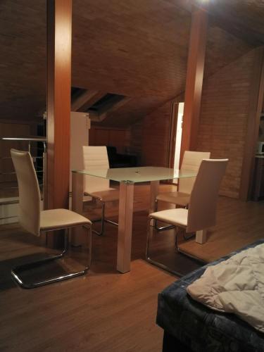 Habitación con mesa, sillas y cama en Villa Barrandovská, en Praga