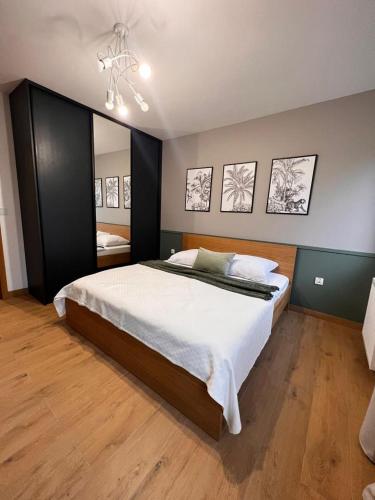 a bedroom with a large bed in a room at Apartamenty Akademicka przy Onkologii 3 in Bydgoszcz