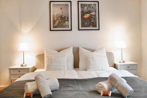 1 dormitorio con 1 cama blanca grande con almohadas en Charming, modern & spacious Apartment en Viena