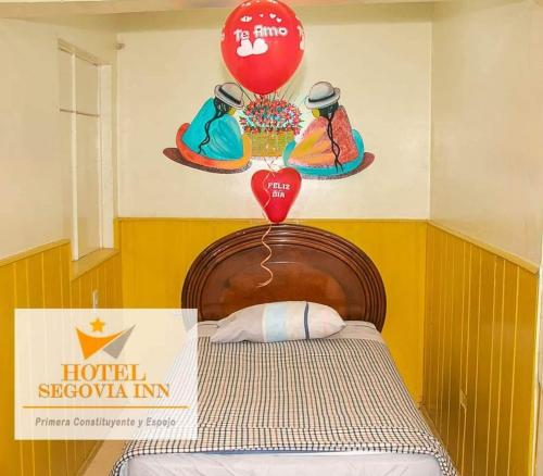 ein Schlafzimmer mit einem Bett mit einem Schild an der Wand in der Unterkunft Hotel Nuestra Casa Riobamba in Riobamba