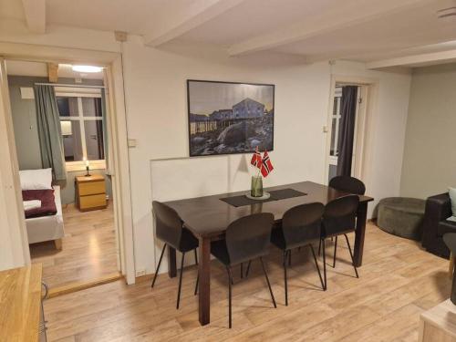 uma mesa de jantar e cadeiras numa sala de estar em Apartment next to the bridge em Tromsø