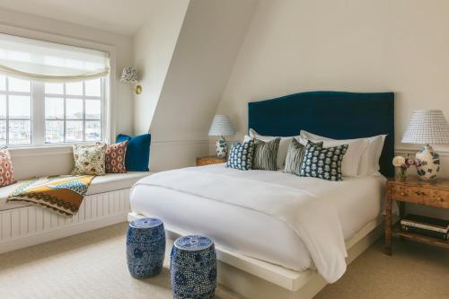 - une chambre avec un grand lit et un canapé dans l'établissement Gardiner House, à Newport