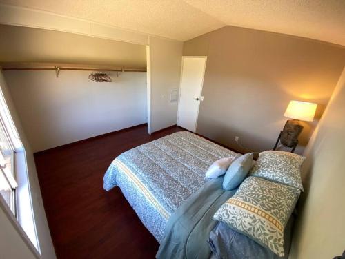 Dormitorio pequeño con cama y lámpara en Wine Country House (4 people), en Villa de Juárez