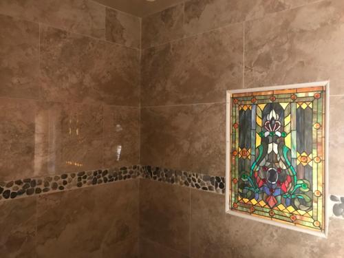 una doccia con vetrata colorata in bagno di Z House a Las Vegas