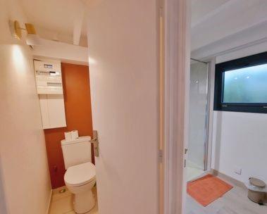 Ô Gîtes des Grands Chênes : حمام به مرحاض أبيض ونافذة