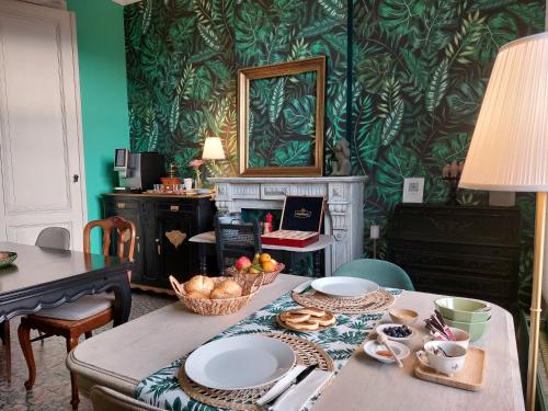 uma sala de jantar com uma mesa com comida em Avou nozôtes em Namur