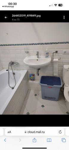 uma casa de banho com um lavatório e um WC em VIP apart 370 em Tbilisi