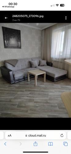 uma sala de estar com um sofá e uma mesa em VIP apart 370 em Tbilisi