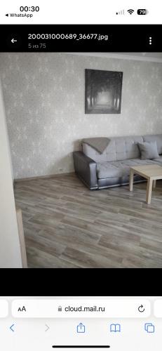 uma sala de estar com um sofá e uma mesa em VIP apart 370 em Tbilisi