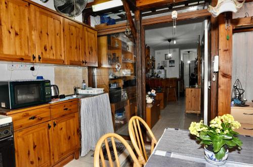 een keuken met houten kasten en een tafel met stoelen bij Hidden Gems in Hamrun