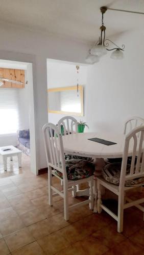 uma sala de jantar com uma mesa branca e cadeiras em Despertar en la Patagonia em Trelew