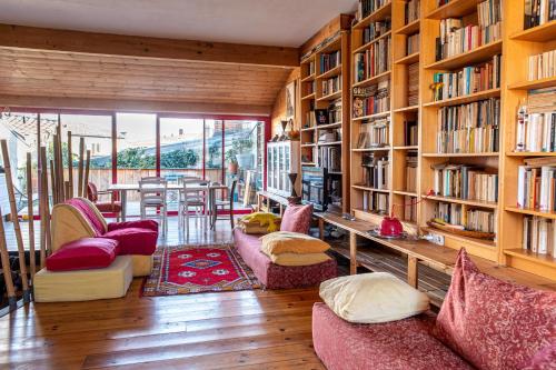 una habitación con estanterías y sofás en una biblioteca en Large duplex house with terrace in Bordeaux, en Burdeos