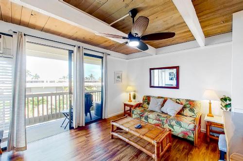 sala de estar con sofá y ventilador de techo en Kona Bali Kai #351, en Kailua-Kona
