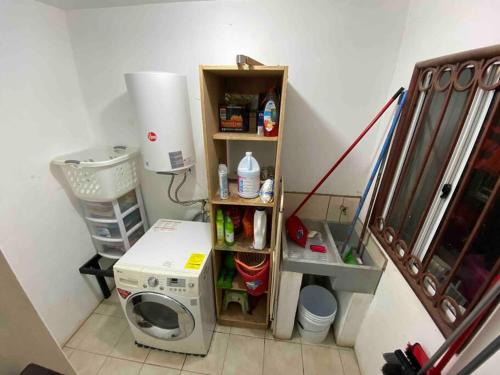 een kleine keuken met een wasmachine in de kamer bij Casa para toda la familia in Ensenada