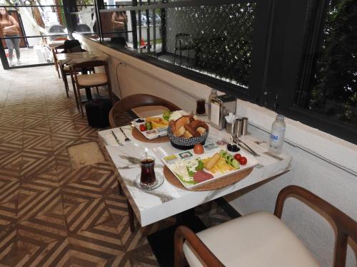uma mesa com um prato de comida em The Rooms Boutique Otel em Kumbağ