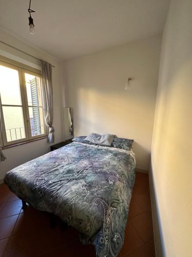 1 dormitorio con cama y ventana en AS APartment Modena, en Módena