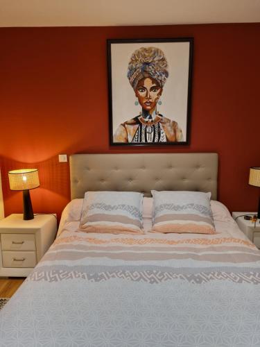 una camera da letto con un letto con sopra un dipinto di Maison de vacances contemporaine, plein Périgord pourpre a Sainte-Foy-de-Longas