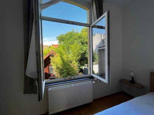 1 dormitorio con ventana grande con vistas en L&L apartment, en Bruselas