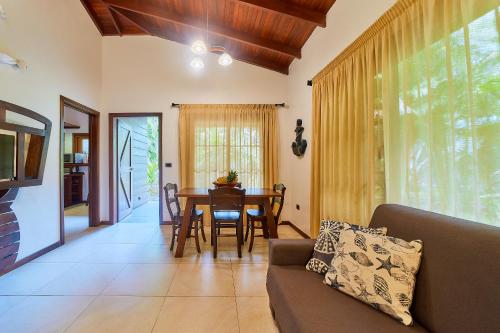 a living room with a couch and a table at Oasi in Cahuita