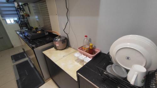 een kleine keuken met een wastafel en een aanrecht bij Homestay Ara Kaseh in Mersing