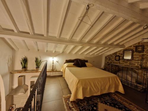 - une chambre avec un lit dans l'établissement Mary wine house, à Pisticci
