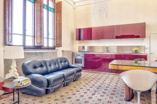 a living room with a leather couch and a table at Residenza Villa Clara in Bettolle
