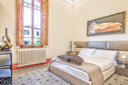 um quarto com uma cama e um quadro na parede em Residenza Villa Clara em Bettolle