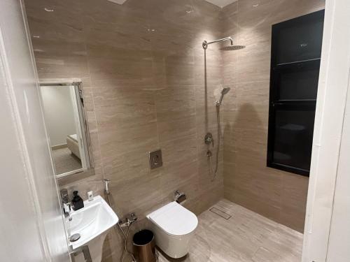bagno con servizi igienici e lavandino di Two-Bedroom Apartment a Riyad