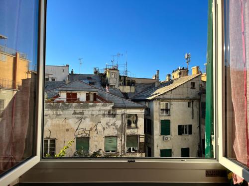 einen Blick aus dem Fenster einer Stadt in der Unterkunft B&B Ligustico in Genua