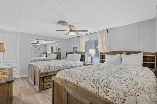 1 dormitorio con 2 camas y ventilador de techo en Harmony Hideout by Thunder Mtn, Peace Park! en Sedona