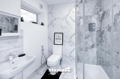 a bathroom with a shower and a toilet and a sink at Luxurious 1 Bedroom Apartment Sleeps 3-4 in Manchester